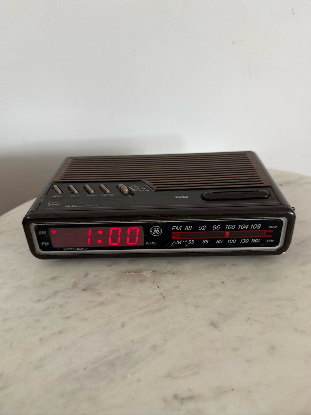 Vintage GE AM/FM Clock Radio 7-4612A Woodgrain Digital LED Alarm Clock WORKING